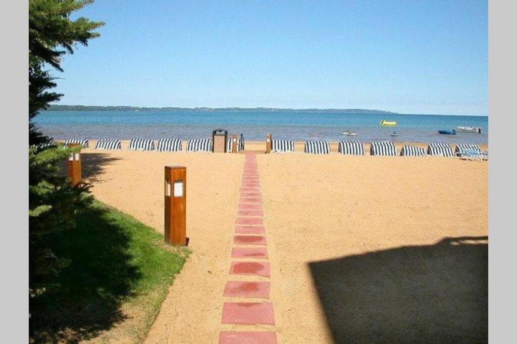 New Listing Beach Bliss 211! Stunning Bay View مدينة ترافيرز المظهر الخارجي الصورة