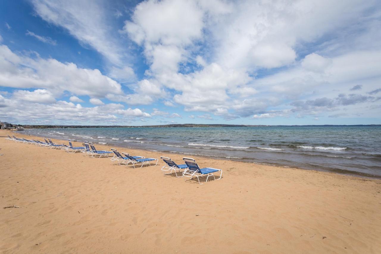 New Listing Beach Bliss 211! Stunning Bay View مدينة ترافيرز المظهر الخارجي الصورة