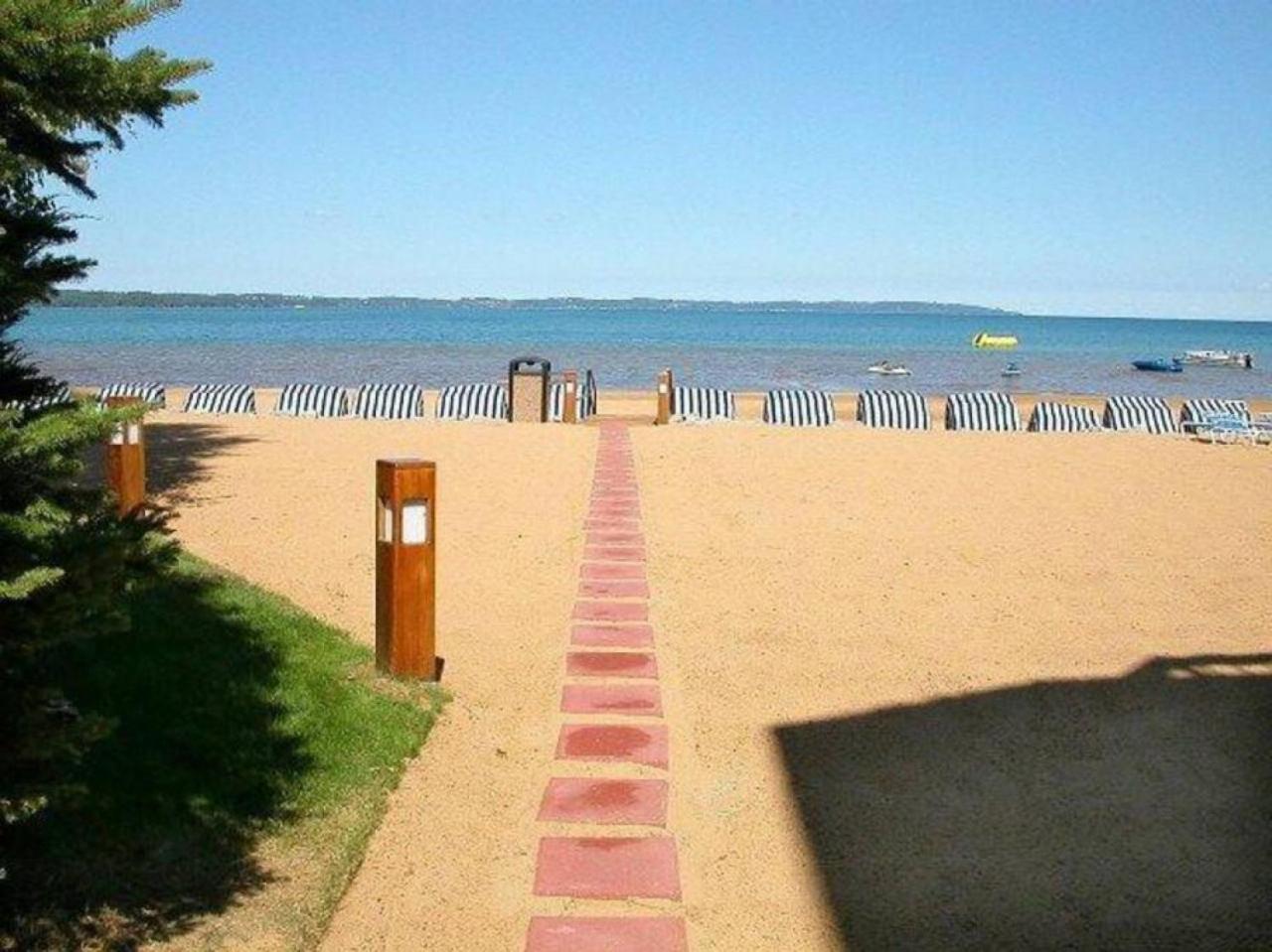 New Listing Beach Bliss 211! Stunning Bay View مدينة ترافيرز المظهر الخارجي الصورة